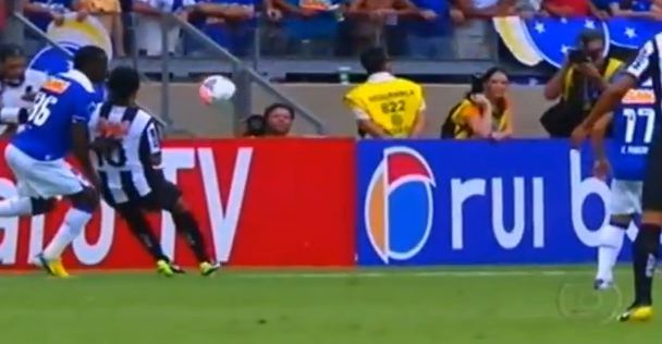 ΒΙΝΤΕΟ-Ο Ρόνι μοιράζει…σακούλες