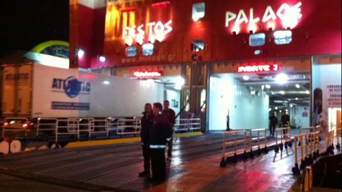 ΦΩΤΟ-Οι αγρότες φορτώνουν τα πλοία