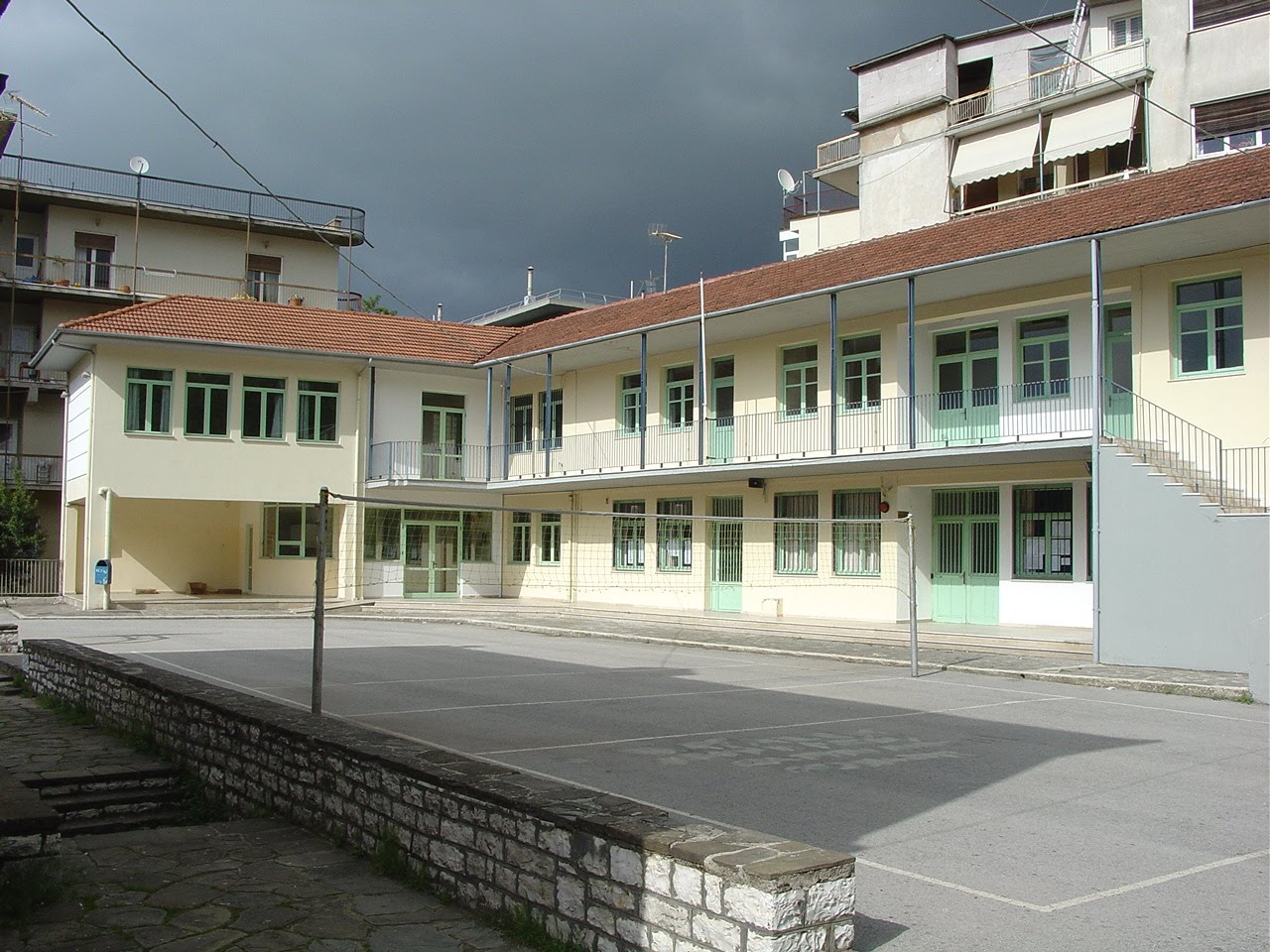 Επιτέθηκαν με αλυσίδες και λοστούς