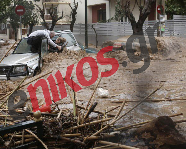 ΦΩΤΟ: Κινδύνευσε γυναίκα το πρωί στο Χαλάνδρι