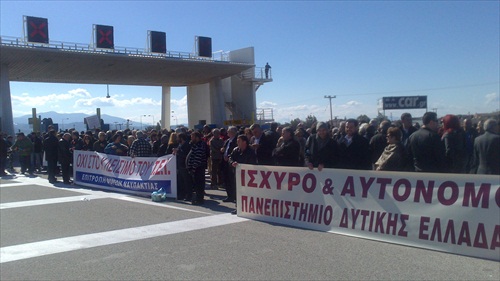 ΦΩΤΟ – Έκλεισαν τη γέφυρα Ρίου – Αντιρρίου