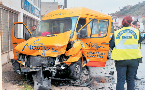 Κινδύνευσαν 14 παιδάκια σε τροχαίο