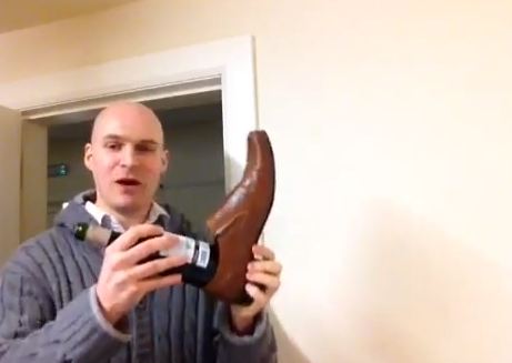 ΒΙΝΤΕΟ-Πως να ανοίξετε ένα κρασί με ένα …παπούτσι!
