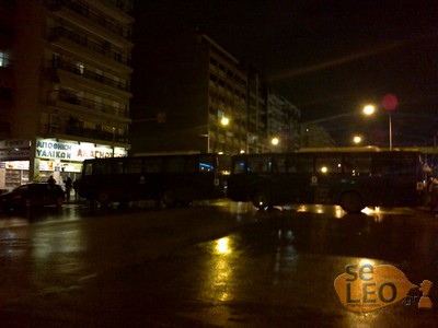 Κλούβες “μπλόκαραν” την αντιρατσιστική πορεία