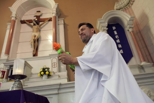 Ιερέας «ψεκάζει» με… αγιασμό