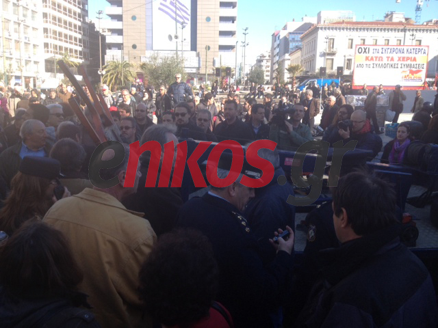 ΦΩΤΟ-Ένταση στην Ομόνοια για τα τρακτέρ