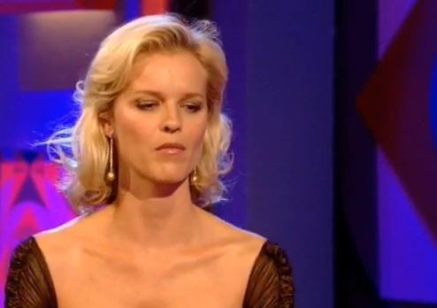 H Eva Herzigova γυμνή σε πισίνα