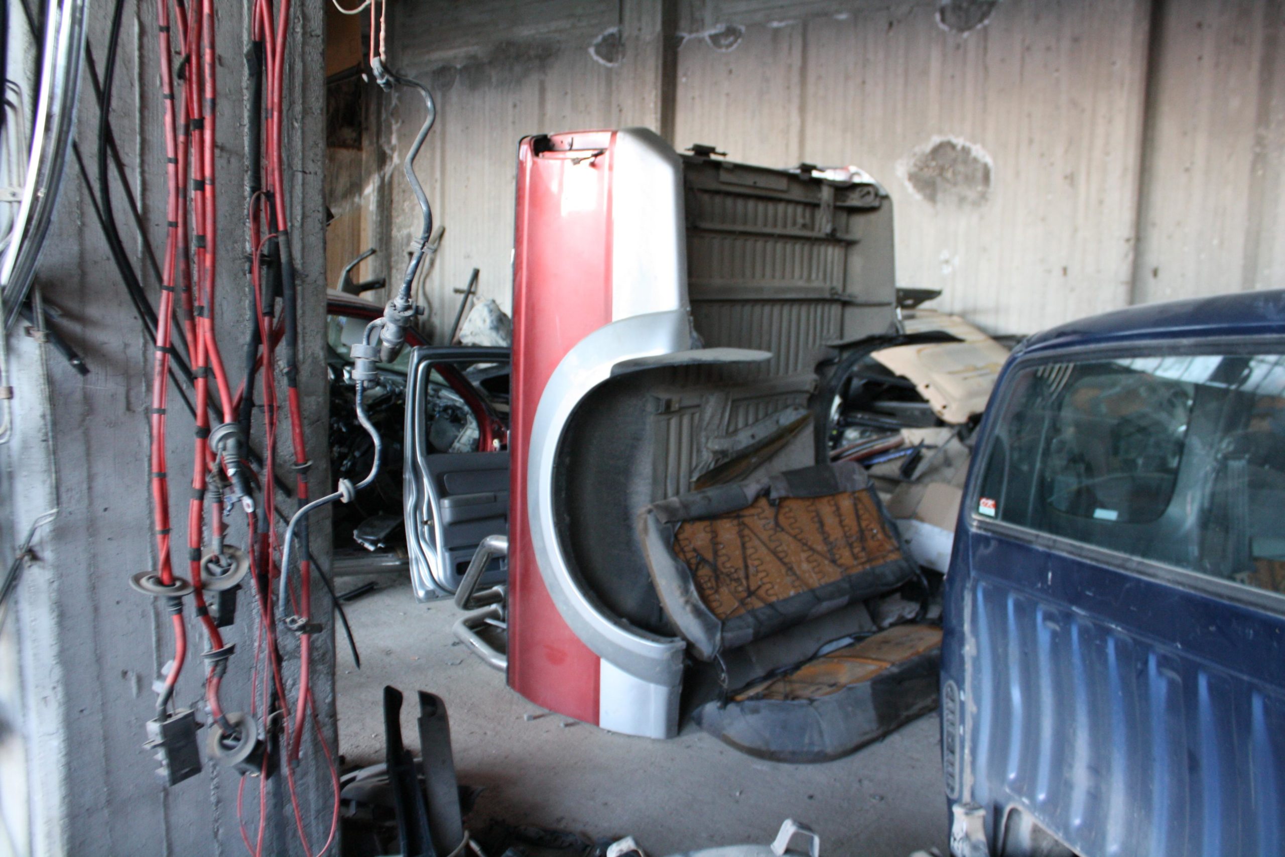 ΦΩΤΟ-Διέλυαν κλεμμένα φορτηγά