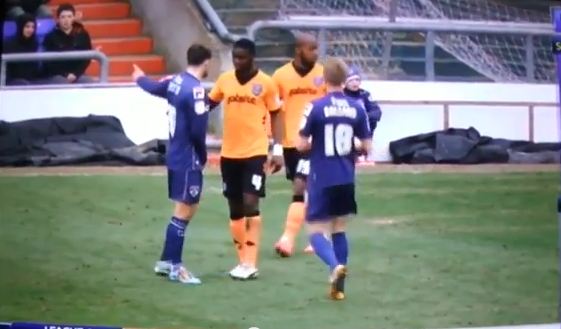 ΒΙΝΤΕΟ-Τον χτύπησε δις στα…χαμηλά και αποβλήθηκε