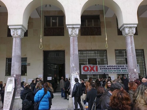 ΦΩΤΟ- Έστησαν “κρεμάλες” στο ΙΚΑ