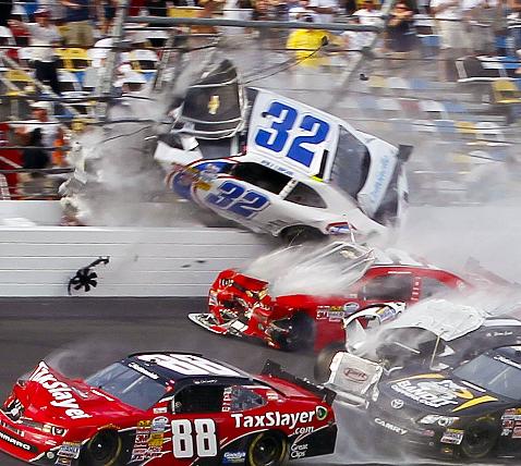 Στους 13 οι τραυματίες στo NASCAR