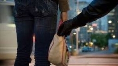 Την χτύπησαν και την λήστεψαν