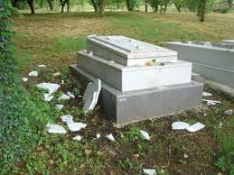 52χρονος κατέστρεψε τους τάφους