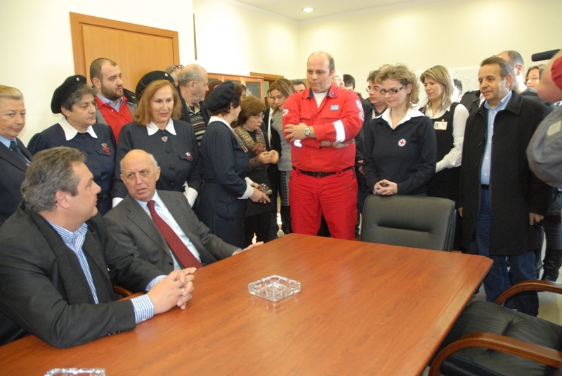 Ο Καμμένος παρέδωσε τρόφιμα στον Ερυθρό Σταυρό