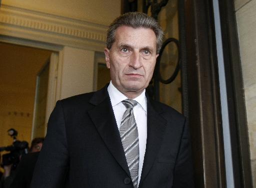 Έτινγκερ: Να κουρευτεί το ελληνικό χρέος