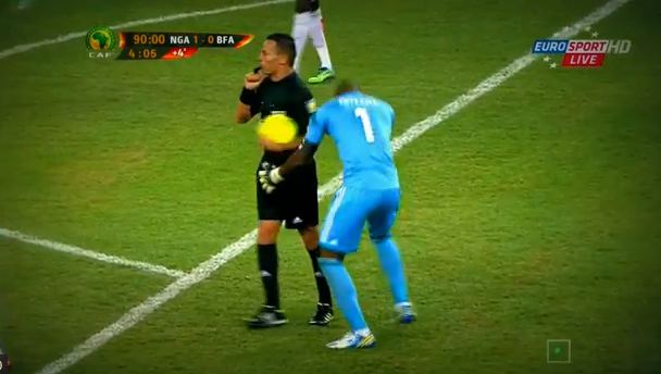 ΒΙΝΤΕΟ-Αγκαλιά με τον διαιτητή