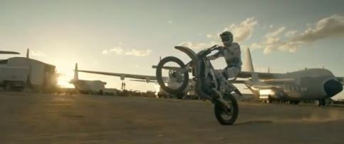 Ο Maddison «πετάει» πάνω από αεροπλάνα