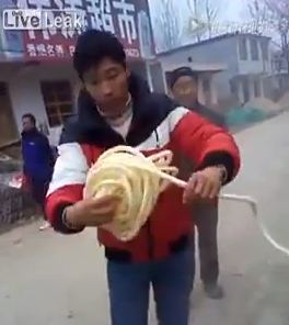 ΒΙΝΤΕΟ-Έφτιαξε σχοινί από ποκ κορν