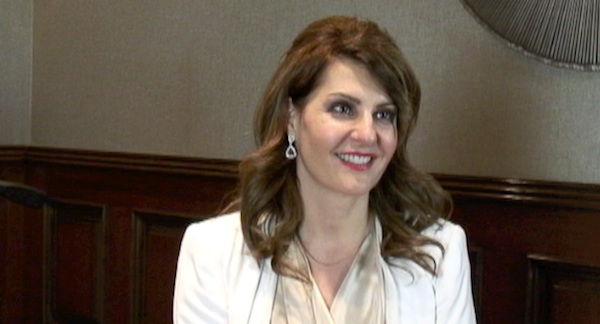 Η Νία Βαρδάλος και η υιοθεσία