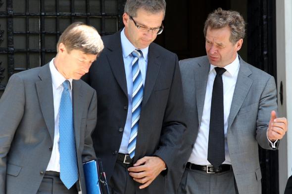 Η τρόικα έρχεται με… απολύσεις