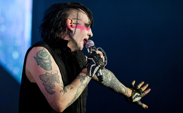 ΒΙΝΤΕΟ:Κατέρρευσε στη σκηνή ο Manson