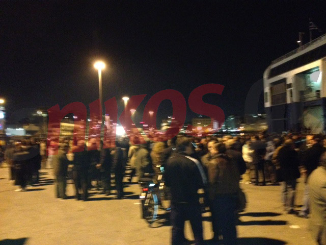 ΦΩΤΟ – Παραμένουν στο λιμάνι