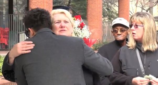 ΒΙΝΤΕΟ-Αναζητά απεγνωσμένα νύφη