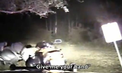 ΒΙΝΤΕΟ-Αστυνομικοί “σπάνε στο ξύλο” μοτοσικλετιστή