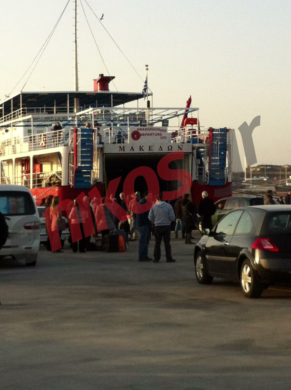 Τώρα – ΦΩΤΟ: Κλειστό το λιμάνι του Λαυρίου