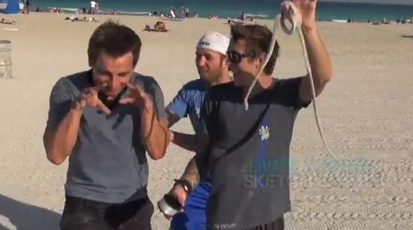 ΒΙΝΤΕΟ-Φάρσα με το φίδι στην παραλία