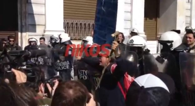 ΒΙΝΤΕΟ – Διαμαρτυρία ανάμεσα στα ΜΑΤ και τους φωτογράφους