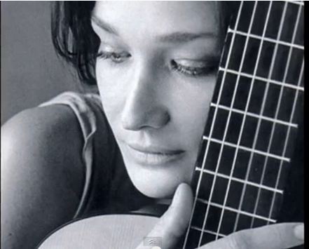 Η Κάρλα Μπρούνι στο φεστιβάλ Σαν Ρέμο