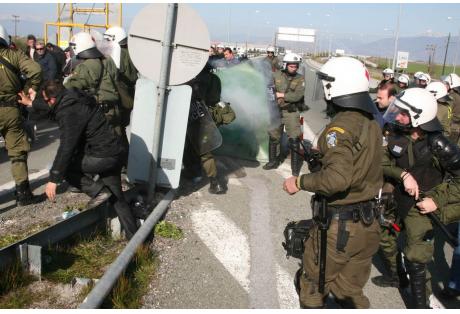 Σέρρες: Μικροσυμπλοκές αγροτών με τα ΜΑΤ