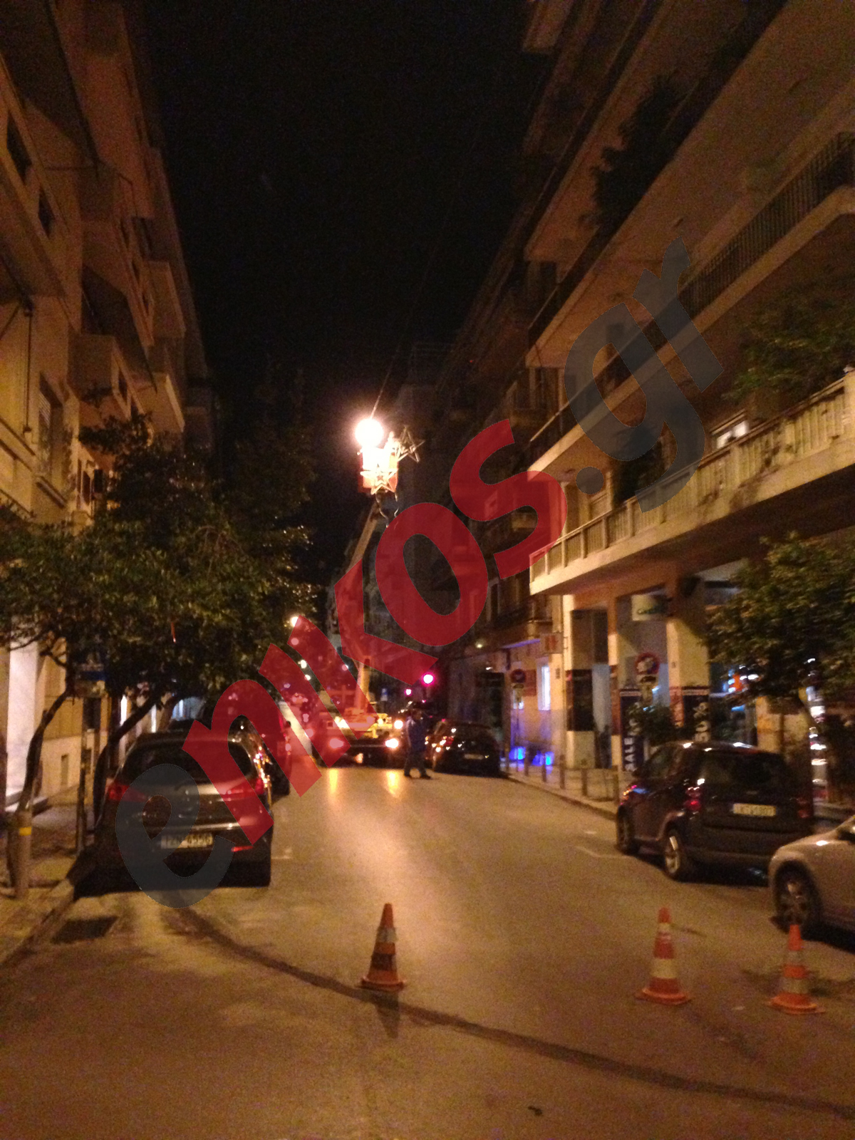 ΦΩΤΟ-Κατέβασαν τα “χριστουγεννιάτικα”