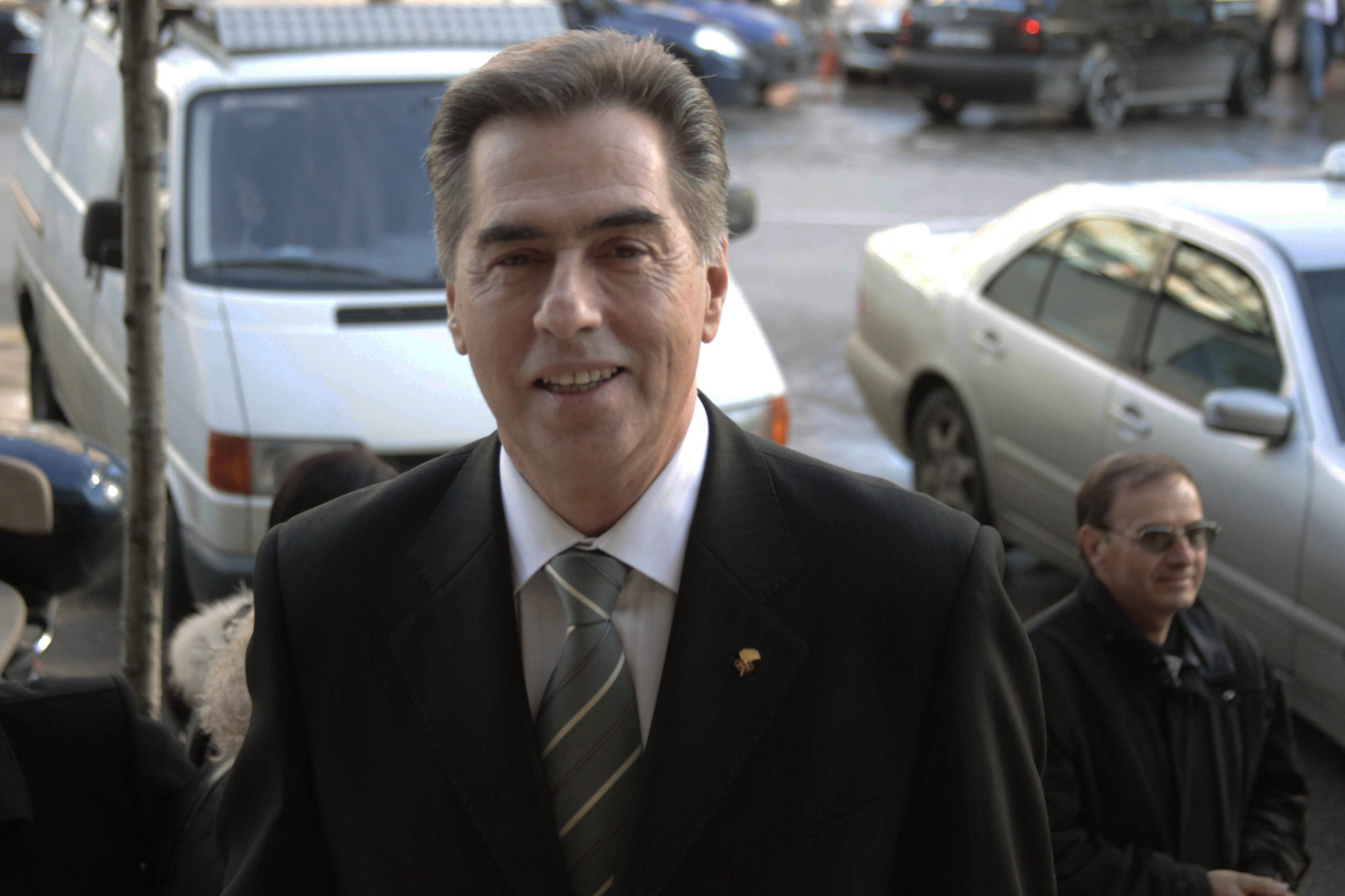 ΦΩΤΟ-Χαμογελαστός πήγε στο δικαστήριο ο Παπαγεωργόπουλος