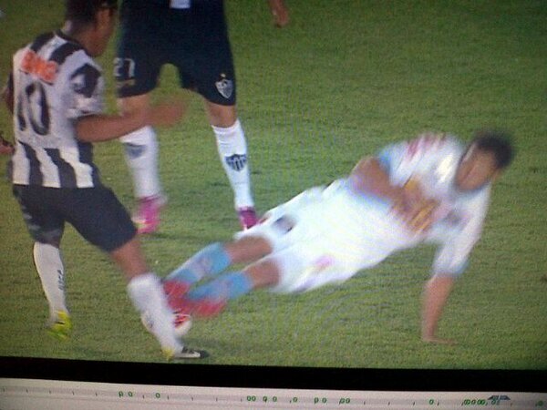 BINTEO- Δολοφονικό τάκλιν στον Ροναλντίνιο