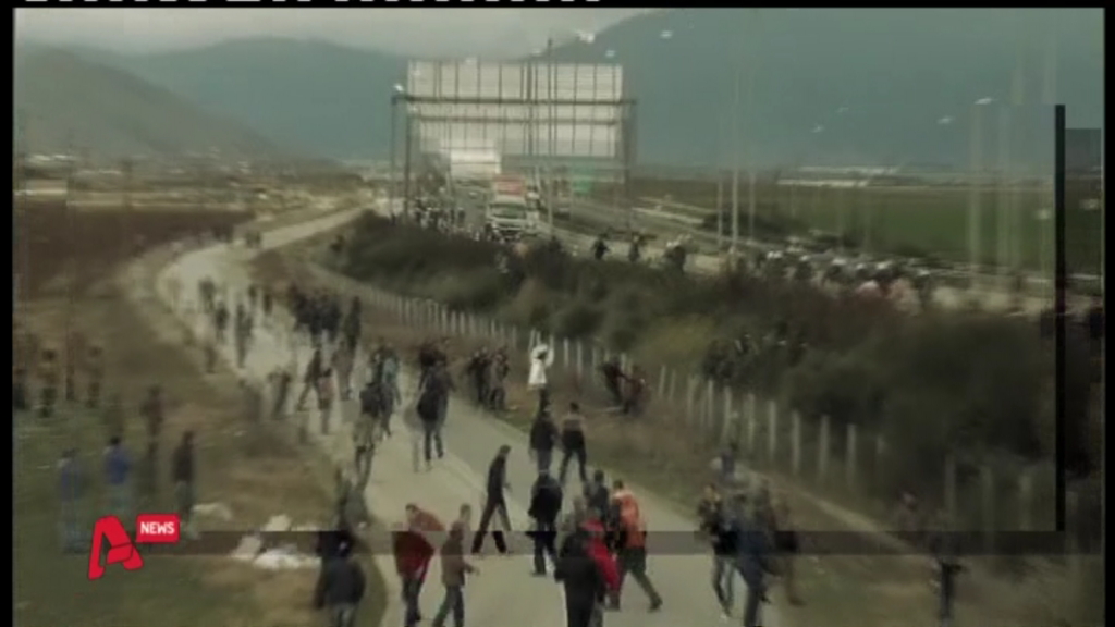 BINTEO-Οι αγρότες συμπλέκονται με τα ΜΑΤ