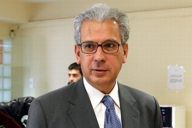 Η υπογραφή στο φάκελο με τη σφαίρα