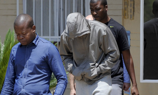 Αρνείται τον φόνο ο Πιστόριους