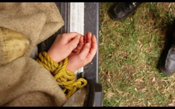 Ελεύθεροι οι γονείς που αλυσόδεναν το παιδί τους