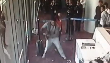 ΒΙΝΤΕΟ-Έχασε την πτήση και τα έκανε …γυαλιά καρφιά!