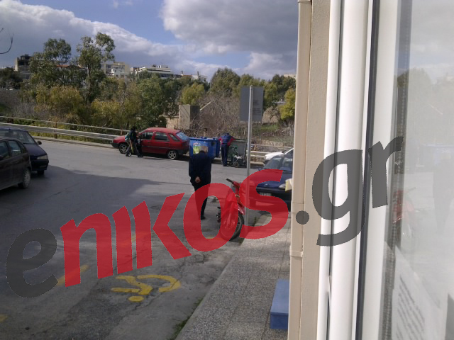 ΦΩΤΟ-Ψάχνει στα σκουπίδια