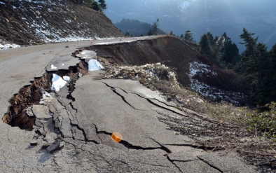 ΦΩΤΟ-Υποχώρησε δρόμος στην Ευρυτανία