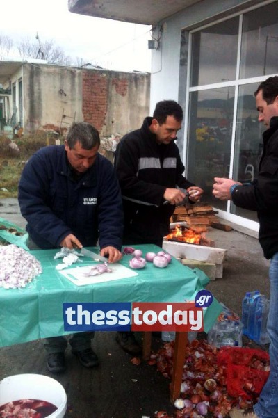 Μαγειρεύουν οι αγρότες στο μπλόκο του Λευκώνα