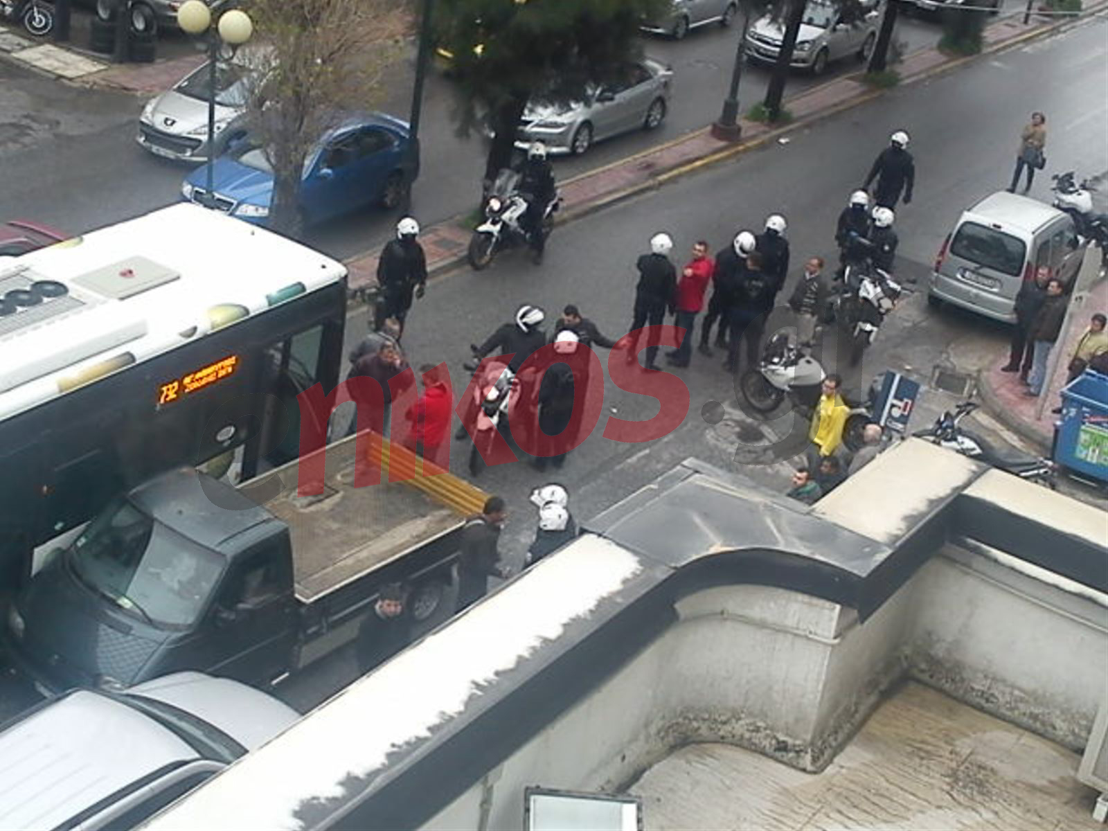 ΦΩΤΟ-Τράκαρε λεωφορείο με φορτηγάκι