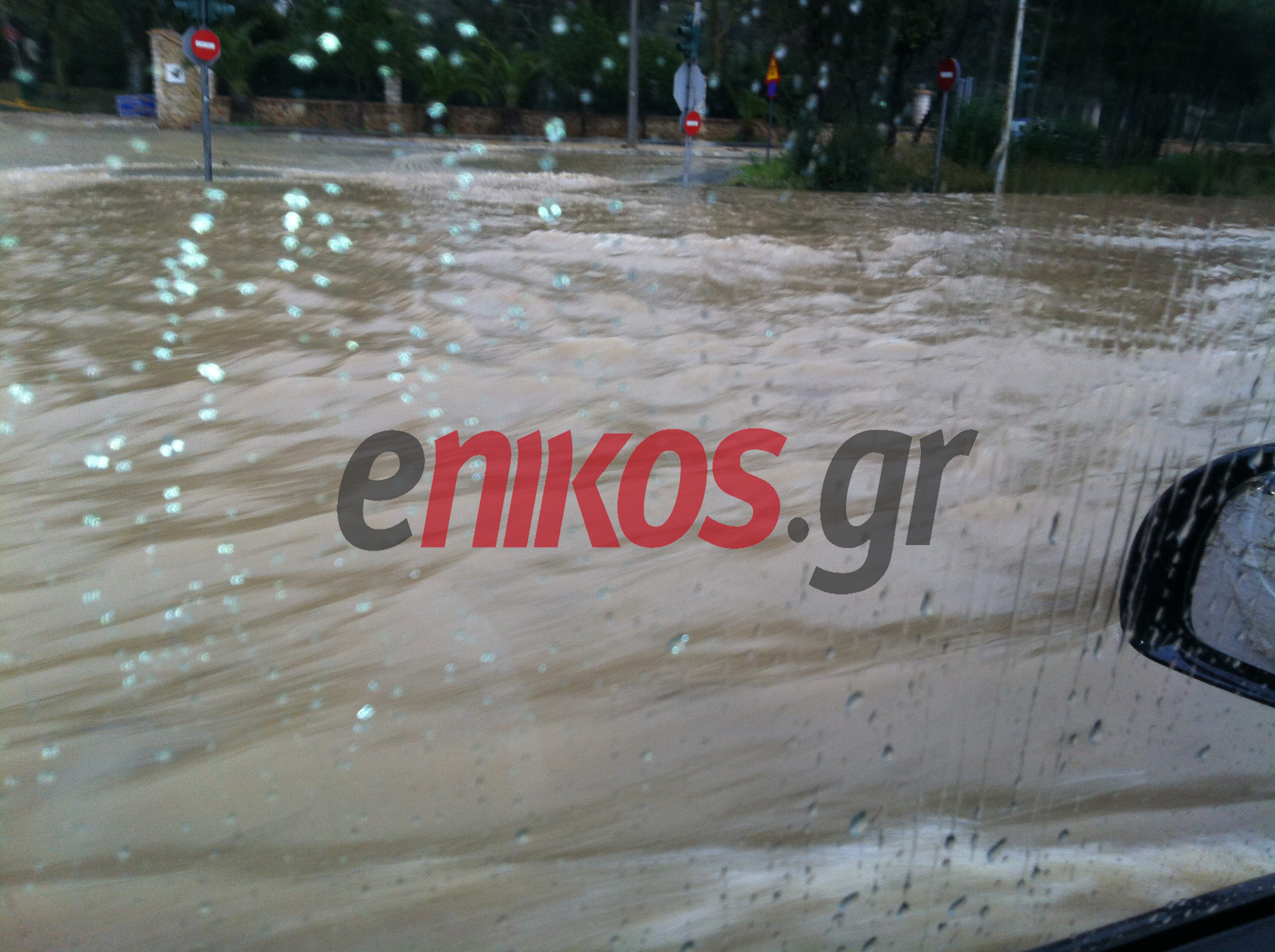 ΦΩΤΟ-Στη Γλυφάδα με «πλωτό» ΙΧ