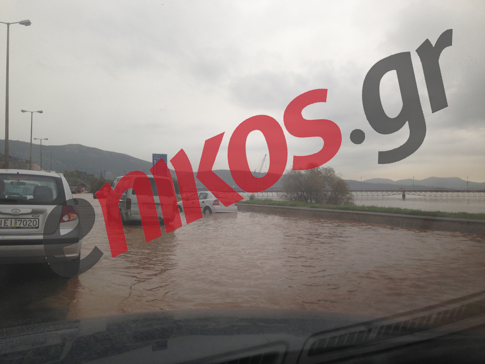 Τώρα – ΦΩΤΟ: Λίμνη η είσοδος της Αθηνών – Κορίνθου