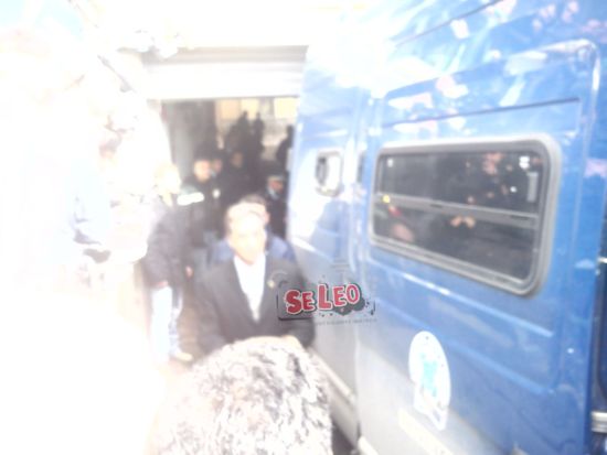 ΦΩΤΟ-Με χειροπέδες ο Παπαγεωργόπουλος