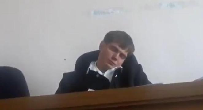 Δικαστής κοιμήθηκε στην έδρα!