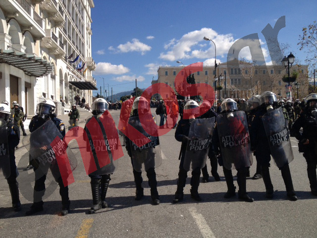 ΦΩΤΟ-Δυνάμεις ΜΑΤ στο Σύνταγμα